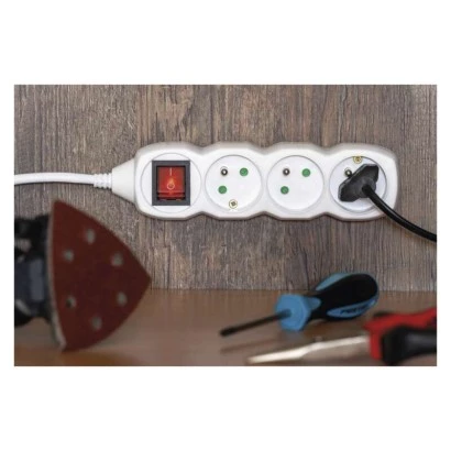 Przedłużacz z uziemieniem + wyłącznik 3-gniazda /1,5m/ 3x1 mm2 biały P13115