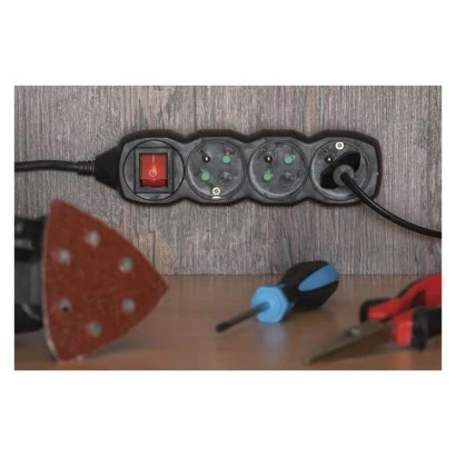 Przedłużacz z uziemieniem + wyłącznik 4-gniazda /5m/ 3x1 mm2 czarny PC1415