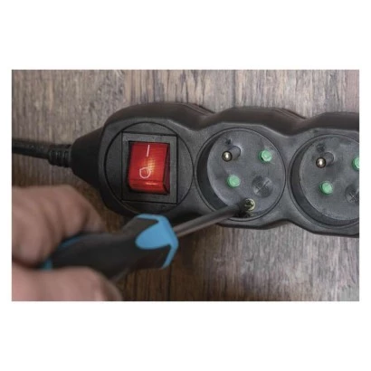 Przedłużacz z uziemieniem + wyłącznik 5-gniazd /3m/ 3x1 mm2 czarny PC1513