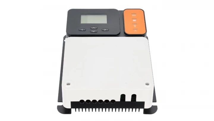 Solarny regulator ładowania MPPT 12/24 - 30A PRO LFP wyświetlacz LCD