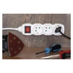 Przedłużacz z uziemieniem + wyłącznik 6-gniazd /5m/ 3x1 mm2 biały P1615