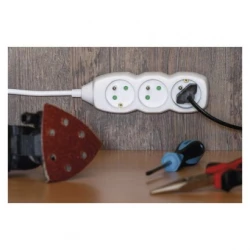 Przedłużacz z uziemieniem 4-gniazda /7m/ 3x1 mm2 biały P0417