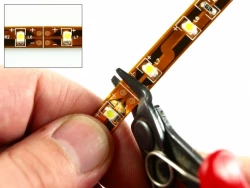 TAŚMA LED HERMETYCZNA IP65 BARWA ŚWIATŁA CZERWONA 300LED (ROLKA=5M)